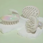 Set x2 cepillos masajeadores capilares tornasol. Blancos, de silicona, para cuero cabelludo.