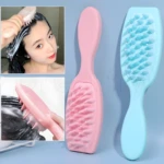 Cepillo masajeador de cuero cabelludo ergonómico rosa y azul con cerdas de silicona suaves.