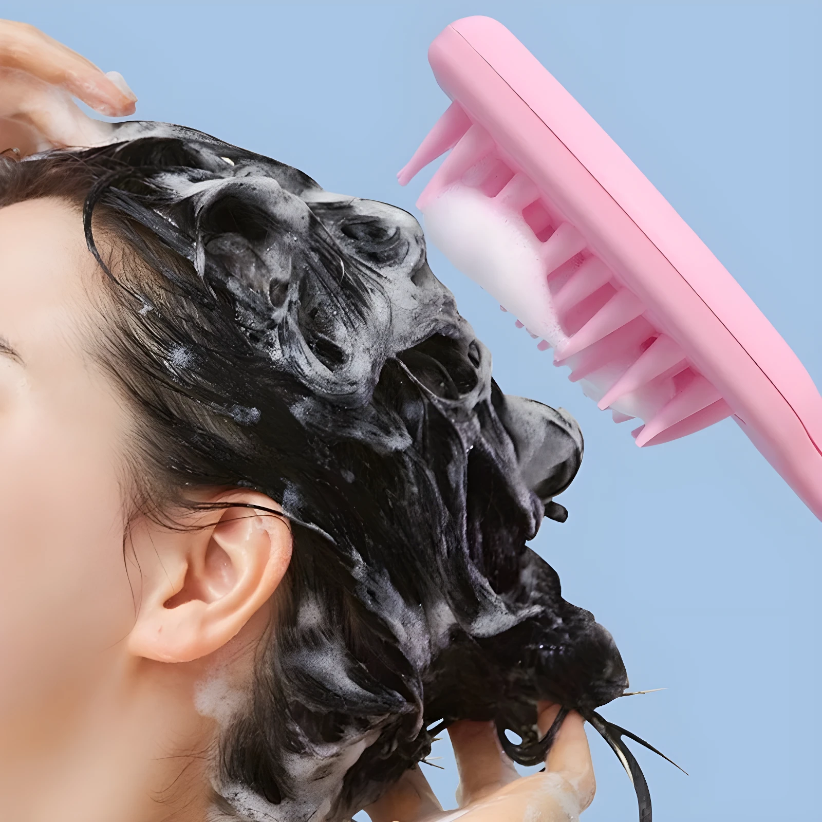 Cepillo masajeador rosa para cabello mojado y enjabonado, con cerdas suaves de silicona.