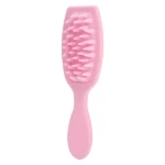 Cepillo masajeador de cuero cabelludo rosa con cerdas flexibles, ergonómico para exfoliar y estimular circulación.