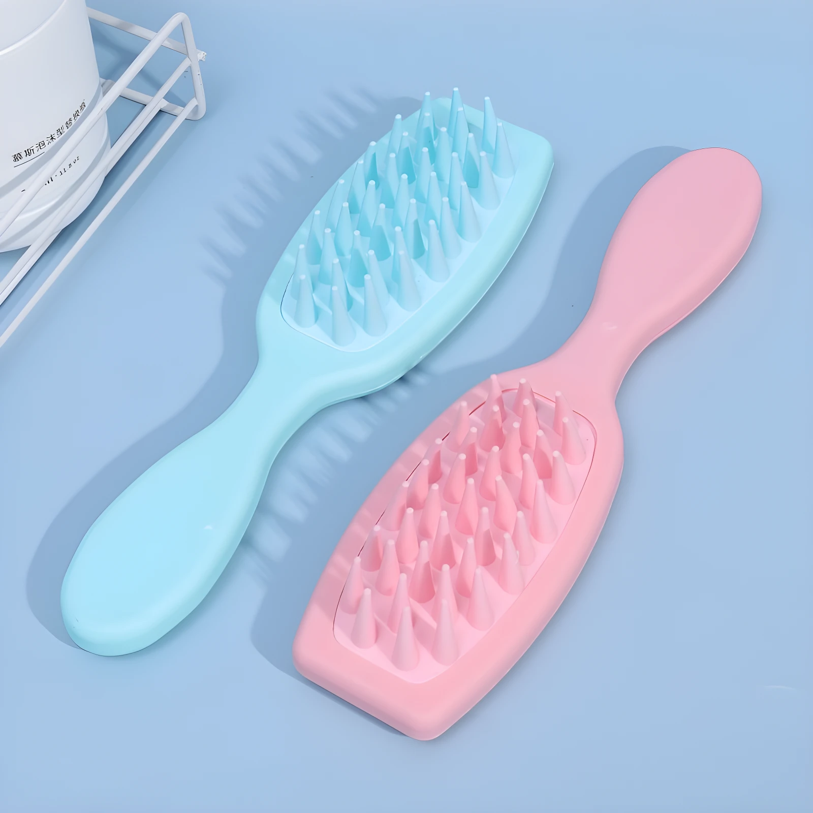 Cepillo masajeador de cuero cabelludo azul y rosa, cerdas de silicona suaves y ergonómico.