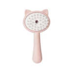 Cepillo vaporizador rosa para mascotas con almohadilla de silicona blanca de púas y forma de cabeza de gato.