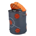 Cesta barril organizadora infantil de poliéster gris con diseño de baloncesto y tapa naranja desplegable.