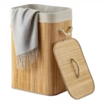 Cesta de bambú para ropa sucia con forro y tapa a juego, con detalle de manta gris.