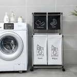 Cesta de ropa sucia de 4 divisiones, blanca y negra, con compartimentos para ropa oscura y clara.