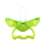 Chupete de bebé verde con diseño de alas y cierre automático de tetina.