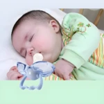 Bebé durmiendo con chupete azul de silicona y cierre automático de tetina para higiene.