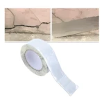 Rollo de cinta adhesiva de butilo impermeable color blanco plateado sellando grieta grande en pared de concreto.