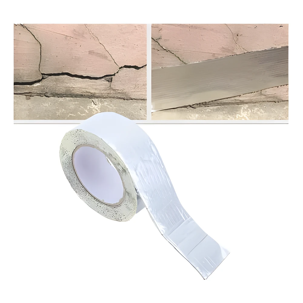 Rollo de cinta adhesiva de butilo impermeable color blanco plateado sellando grieta grande en pared de concreto.
