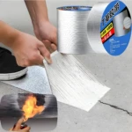 Aplicación de cinta butilo adhesiva plateada sobre grieta en concreto, mostrando capa blanca fibrosa y prueba de fuego del material.