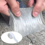 Manos estirando cinta de butilo gris, altamente adherente, para sellar grieta en concreto. Rollo insertado.