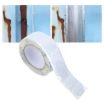 Rollo de cinta adhesiva de butilo plateada, mostrando su uso en sellado de grietas y óxido en superficie metálica azul.