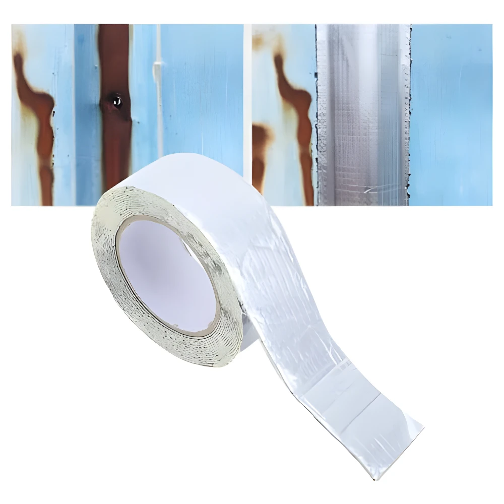Rollo de cinta adhesiva de butilo plateada, mostrando su uso en sellado de grietas y óxido en superficie metálica azul.