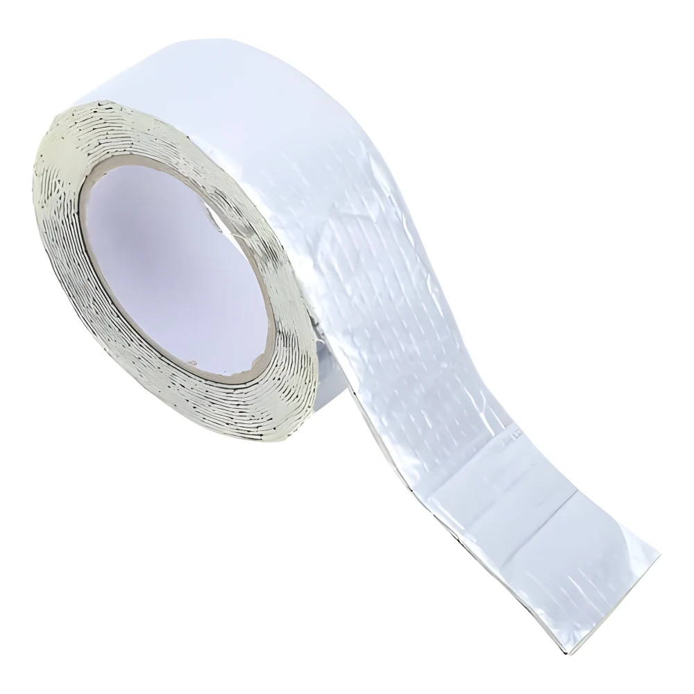 Rollo de cinta adhesiva de butilo plateada brillante, impermeable, desplegándose parcialmente.