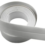 Rollo de cinta de sellado impermeable blanca de 32 mm, perfil curva, exhibiendo sus múltiples capas enrolladas sobre fondo blanco.