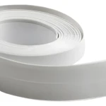 Rollo de cinta selladora blanca para juntas de pared, 32 mm, mostrando el perfil redondeado y superficie lisa.
