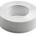 Rollo de cinta selladora blanca de 32 mm para bordes de pared, mostrando la textura enrollada.