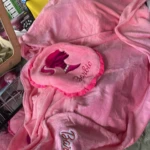 Cobija Manta 2 en 1 rosa temática Barbie, suave al tacto, se pliega en almohada decorativa.