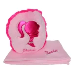 Cobija rosa Barbie que se guarda como almohada decorativa con silueta de Barbie.