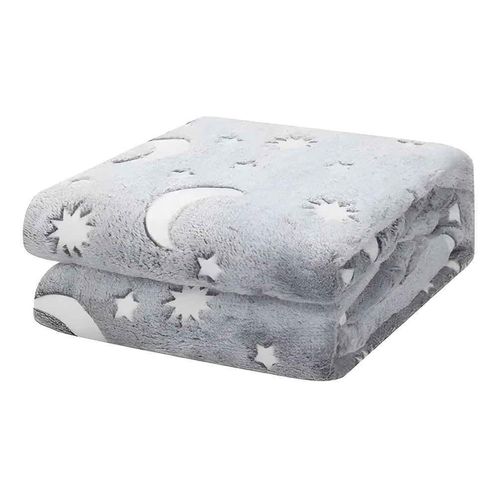 Cobija térmica gris con diseño de lunas y estrellas que brillan en la oscuridad, ideal para la cama.