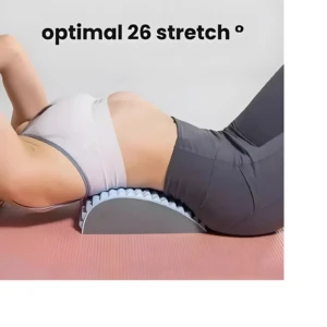 Mujer estirando espalda con cojín de apoyo lumbar curvado gris y azul texturizado, indicando estiramiento óptimo de 26 grados.