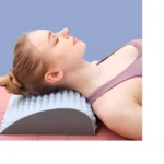 Mujer rubia relajada boca arriba usando cojín ortopédico cervical texturizado gris claro para estiramiento.