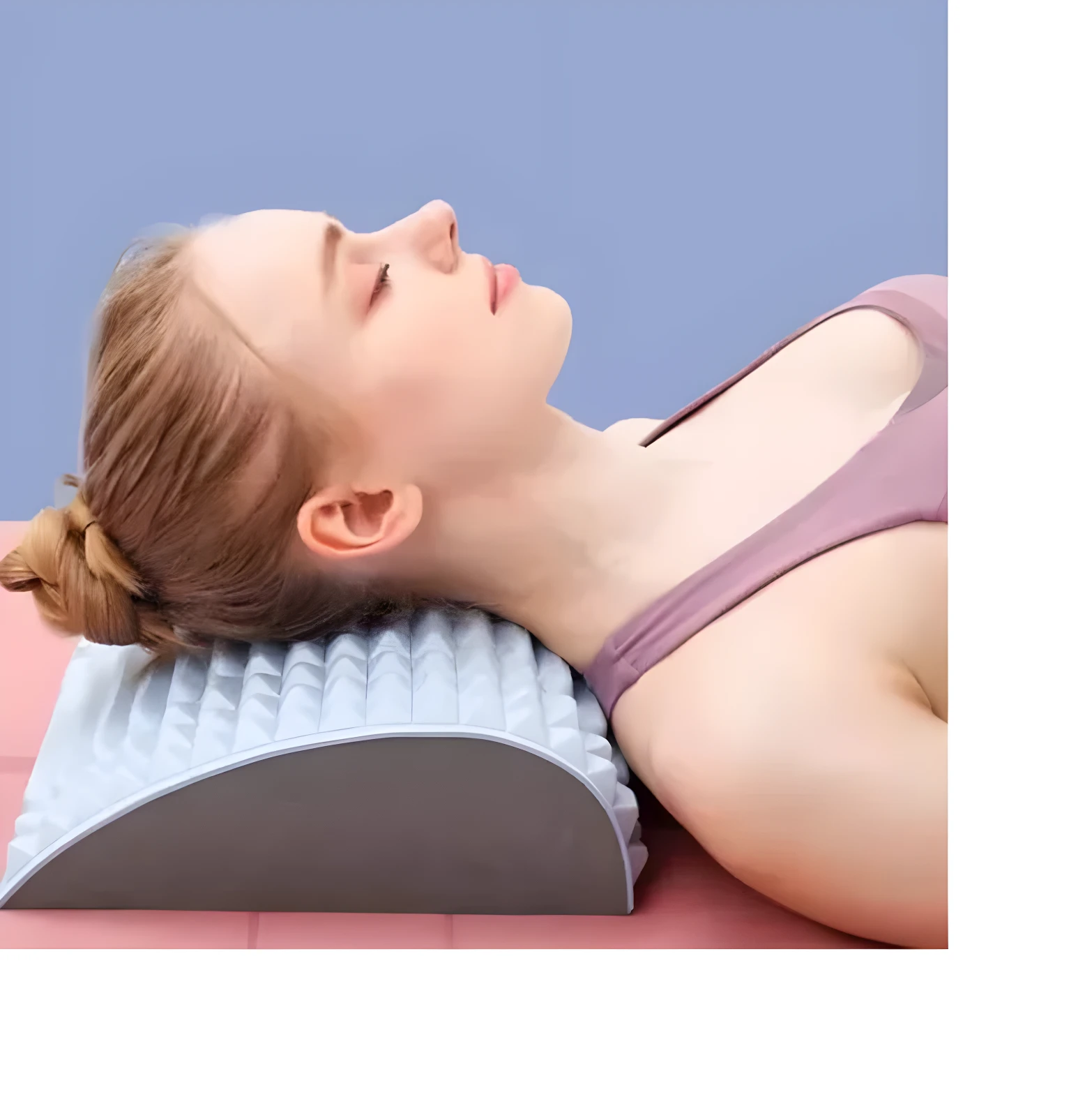 Mujer rubia relajada boca arriba usando cojín ortopédico cervical texturizado gris claro para estiramiento.