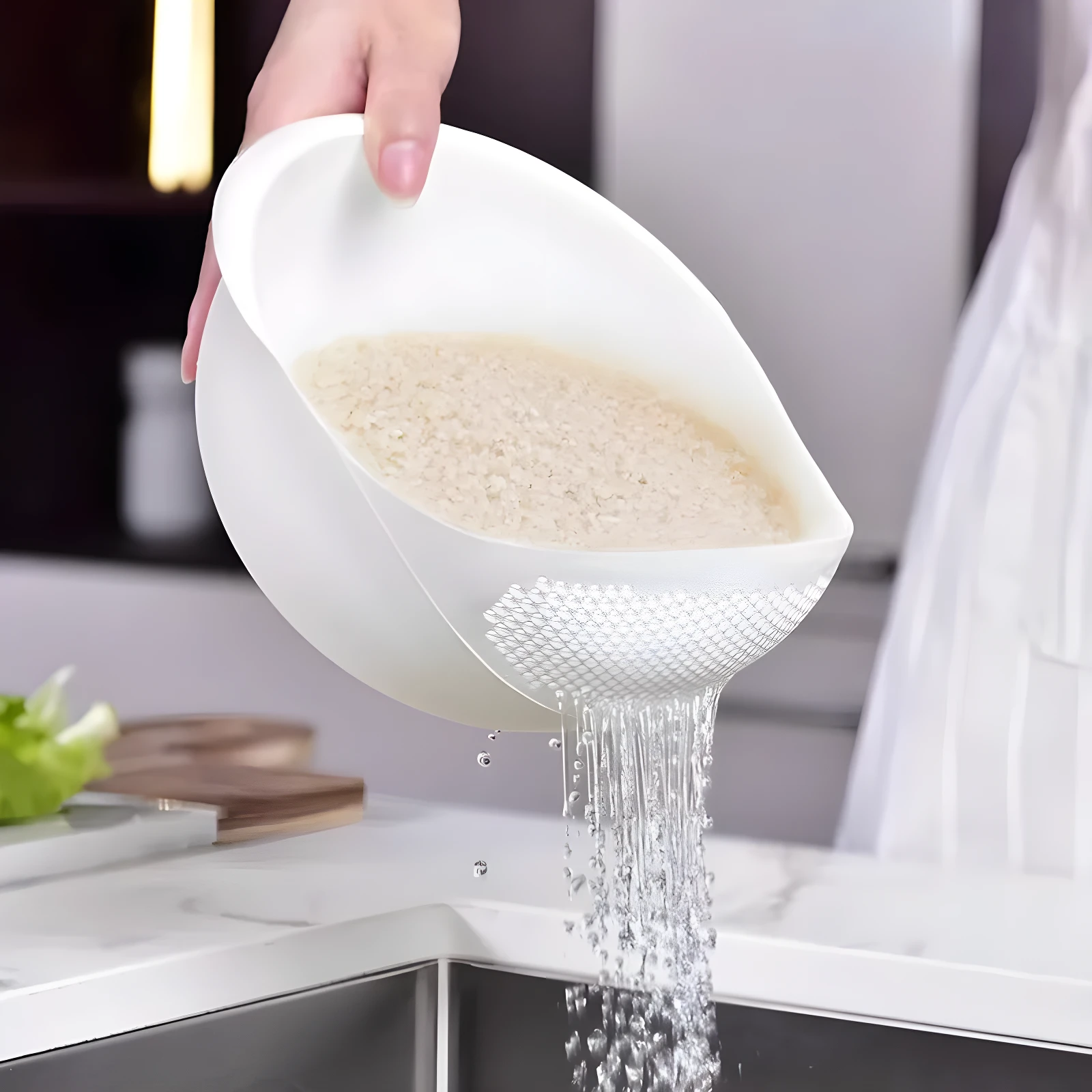 Colador blanco para lavar arroz y drenar agua, con diseño de malla fina.