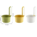 Coladores organizadores para fregadero con gancho, en verde lima, amarillo y blanco. Miden 14.2cm de ancho por 8.3cm de alto (recipiente) y 20.2cm de alto total.