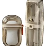 Dos estuches de viaje transparentes ahumados para higiene: uno pequeño para jabón y otro alto para cepillo eléctrico y pasta dental.