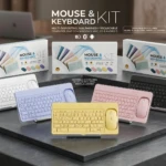 Kits de teclado y mouse inalámbricos recargables en colores blanco, lavanda, amarillo, rosa y negro, sobre superficies oscuras.