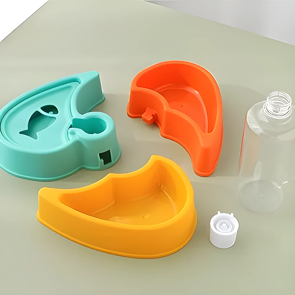 Partes de comedero y bebedero triple para mascota, tres platos (azul verdoso, naranja, amarillo) y botella de agua.