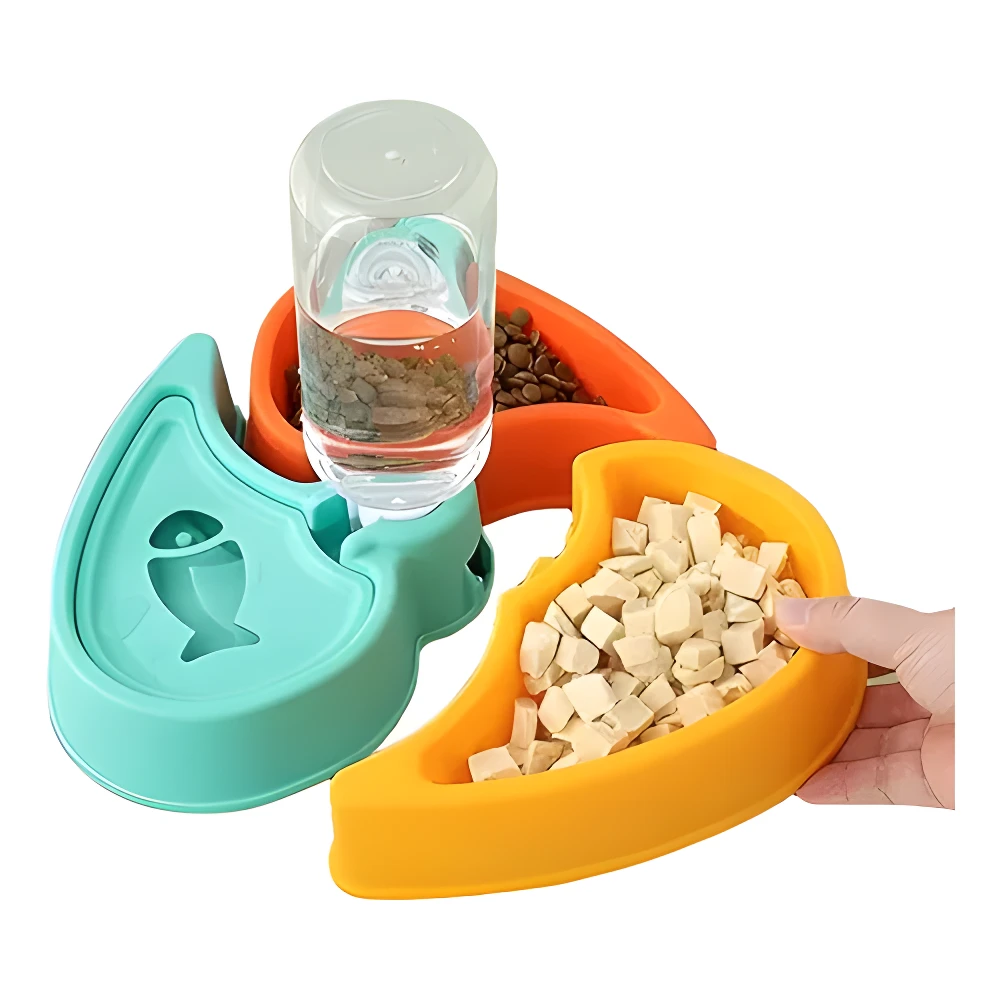 Set de tres platos para mascotas en forma de media luna: uno amarillo con premios, uno naranja con croquetas, y uno turquesa con dispensador de agua.