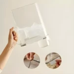 Contenedor hermético transparente para granos con dispensador y asa, mostrando detalles de cierre hermético y contenido.