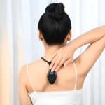 Corrector de postura inteligente negro, con pantalla digital, sobre los hombros de una mujer.