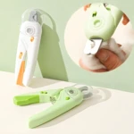 Cortaúñas para mascotas con luz LED, en colores blanco/naranja y verde claro, mostrando recorte de uña de perro peludo en detalle.