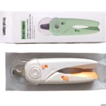Empaque y cortaúñas para mascotas blanco y naranja con luz, mostrando el interior de la caja verde.