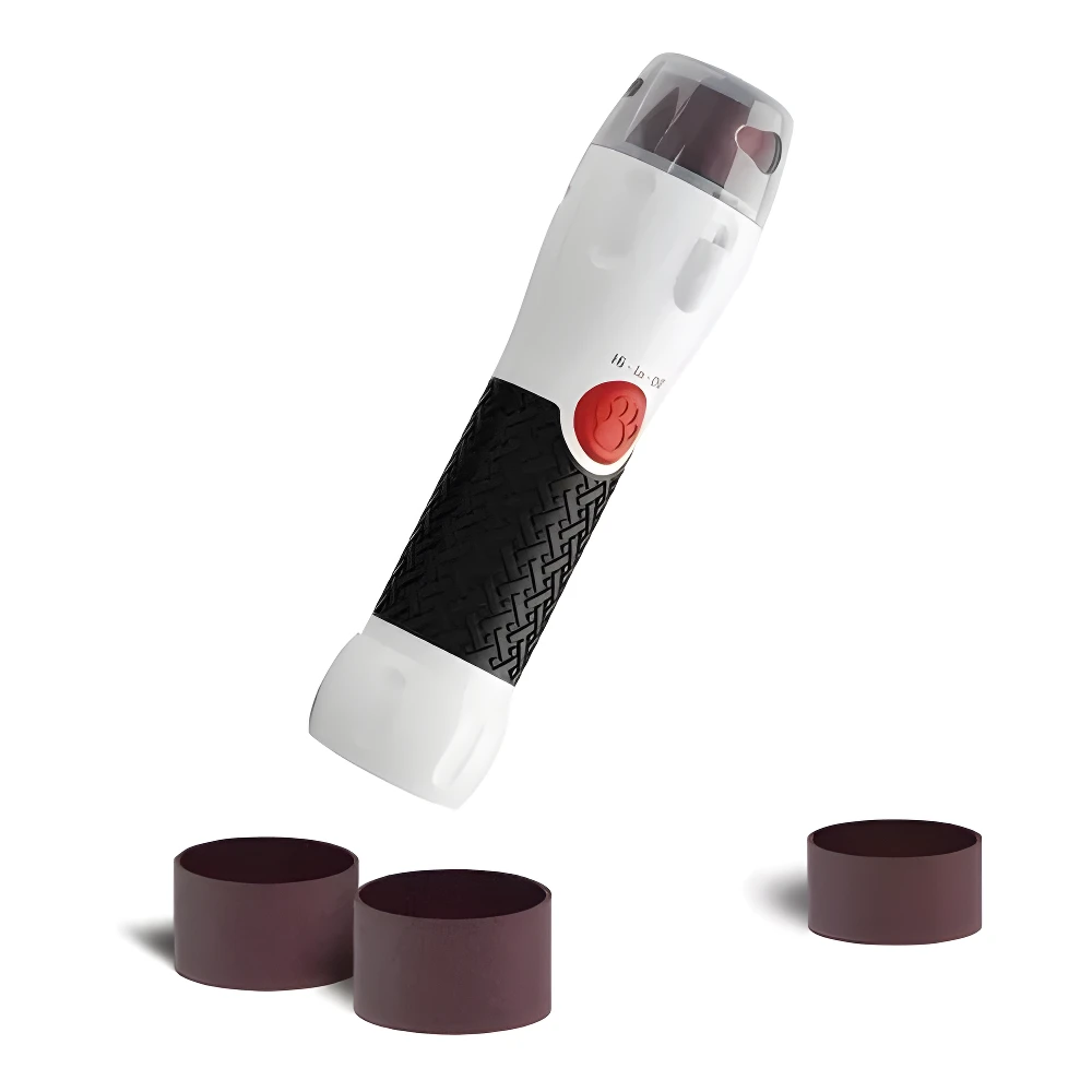 Lima eléctrica para uñas de mascota blanca y negra con botón de huella, flotando sobre tres repuestos de lija cilíndricos color vino tinto.