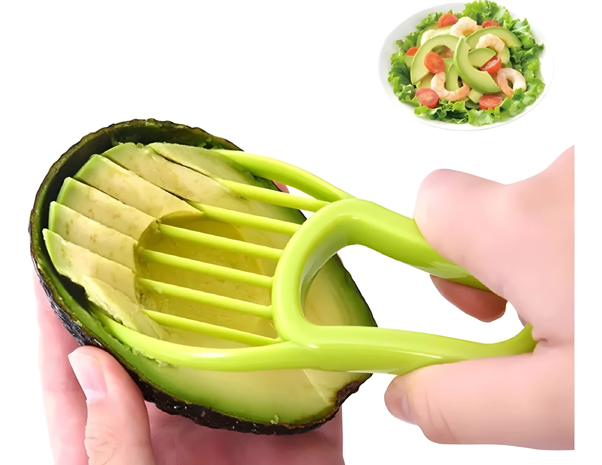 Rebanador verde plástico cortando pulpa de aguacate dentro de la cáscara, con ensalada de camarones al fondo.