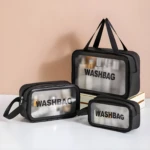 Tres neceseres transparentes negros de diferentes tamaños con texto "WASHBAG", ideales para organizar cosméticos.