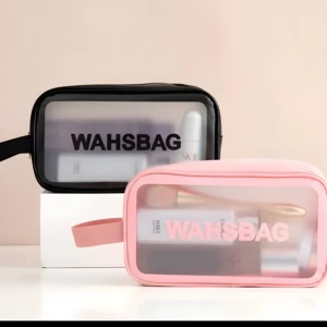 Cosmetiqueras Washbag transparentes, una negra y otra rosa, con interior visible de productos de belleza.