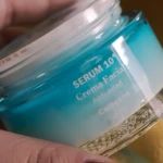 Crema facial Serum 10 en envase de vidrio, textura azulada, con texto "Anti-edad Colágeno" y "60g".