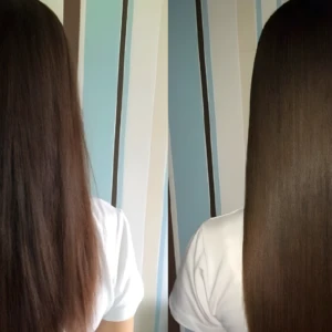 Cabello oscuro antes y después con crema reparadora, sin frizz, brillante.