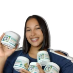 Joven sonriente muestra cuatro cremas capilares reparadoras con hidrokeratina, eliminan frizz y recuperan brillo.