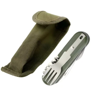 Cubiertos de camping plegables verdes con estuche incluido, ideal para exteriores.