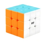 Cubo Rubik 3x3 colores azul celeste, naranja y blanco, con logo Qiyi en la cara blanca, fondo blanco.