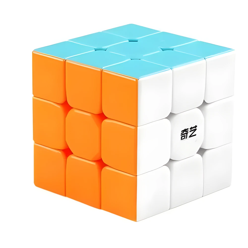 Cubo Rubik 3x3 colores azul celeste, naranja y blanco, con logo Qiyi en la cara blanca, fondo blanco.