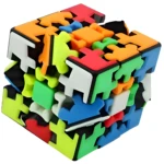Cubo 3x3 tipo engranajes colores primarios y blanco, piezas entrelazadas, sobre fondo blanco.