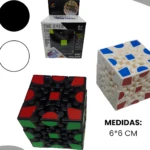 Cubo engranajes 3x3. Presentación: uno negro rojo/verde y otro blanco rojo/azul. Medidas 6x6 cm. Caja con logo 6+ años.