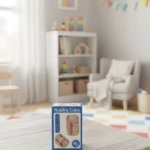 Caja azul con dos cubos Rubik cilíndricos de madera, uno en su empaque y otro separado, sobre mesa clara en cuarto infantil.